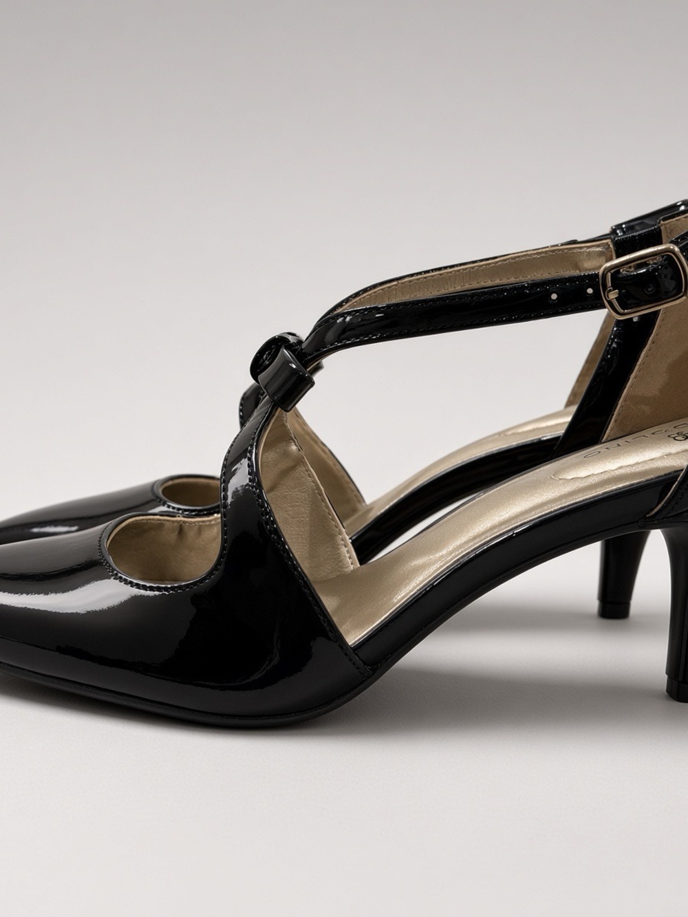 Bandolino Black Patent T-Strap Kitten Heel Bow Pump Size 7M - Picture 2 of 6